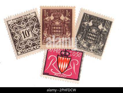 Timbres-poste à la menthe d'époque de Monaco isolés sur fond blanc. Banque D'Images