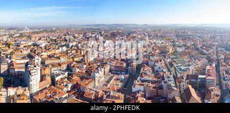 Vue panoramique sur la ville de Valladolid, vue d'en haut. Vue sur le centre-ville avec Plaza Mayor Square au milieu et en arrière-plan la cathédrale Banque D'Images