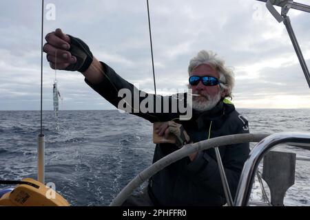 MER MÉDITERRANÉE - 19 MARS 2023 - Un membre de l'équipage des douze yachtspeogens de Lettonie, d'Écosse et d'Ukraine qui sont en route depuis la Valette, Banque D'Images