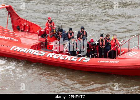 Les photographes de Thames Rockets speedboat on the River Thames à Chiswick, Londres, Royaume-Uni, pour la course University Boat Race 2023. Presse, presse sur le bateau de chasse Banque D'Images