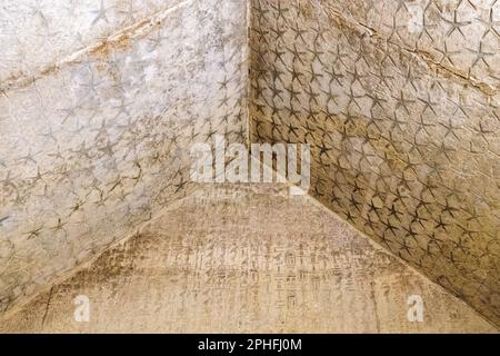 Inscriptions hiéroglyphiques authentiques à l'intérieur de la chambre funéraire souterraine d'Ounas par la Pyramide de Djéser à la nécropole de Saqqara à Gizeh, en Égypte Banque D'Images