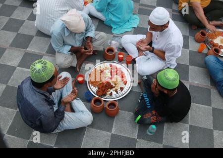 Kolkata, Inde. 24th mars 2023. 24 mars 2023 à Kolkata, Inde les musulmans cassent leur jeûne le premier jour du Saint mois de jeûne du Ramadan à un Masjid à Kolkata. Le mois le plus sacré de l'Islam est une période de prière intense, de jeûne de l'aube au crépuscule et de fêtes nocturnes. (Photo de Dipa Chakraborty/Pacific Press/Sipa USA) crédit: SIPA USA/Alay Live News Banque D'Images