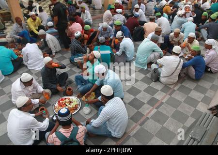 Kolkata, Inde. 24th mars 2023. 24 mars 2023 à Kolkata, Inde les musulmans cassent leur jeûne le premier jour du Saint mois de jeûne du Ramadan à un Masjid à Kolkata. Le mois le plus sacré de l'Islam est une période de prière intense, de jeûne de l'aube au crépuscule et de fêtes nocturnes. (Photo de Dipa Chakraborty/Pacific Press/Sipa USA) crédit: SIPA USA/Alay Live News Banque D'Images