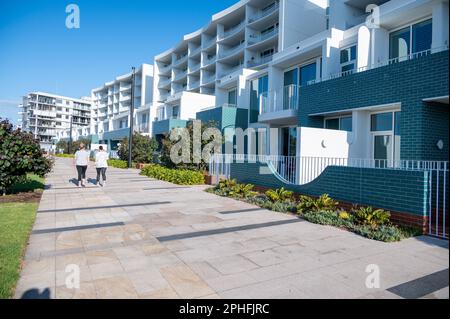 De nouveaux aménagements riverains bordent le rivage à Honeysuckle, Newcastle, Nouvelle-Galles du Sud, Nouvelle-Galles du Sud, Nouvelle-Galles du Sud, Australie. Banque D'Images