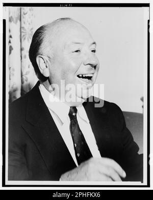 Gros plan du réalisateur britannique Alfred Hitchcock Smiling (1899-1980), New York, NY, 1956. (Photo de Fred Palumbo/New York World-Telegram et de la Sun Newspaper Photograph Collection Banque D'Images