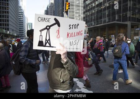 Les militants écologistes manifestent et manifestent contre la poursuite des investissements des grandes banques dans des compagnies de combustibles fossiles qui détestent lentement la planète de plusieurs façons. Banque D'Images