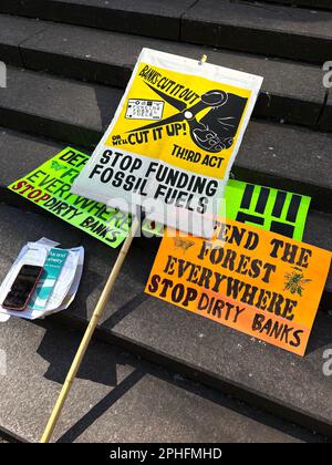 Les militants écologistes manifestent et manifestent contre la poursuite des investissements des grandes banques dans des compagnies de combustibles fossiles qui détestent lentement la planète de plusieurs façons. Banque D'Images