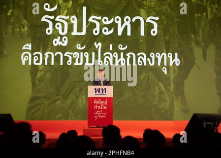 Bangkok, Thaïlande. 24th mars 2023. (3/24/2023) Trettha Thavisin, conseillère principale du chef de la famille Pheu Thai, prononce le discours sur scène. Devant les partisans du parti Pheu Thai, lors d'un rassemblement de campagne au stade One, Banthadthong Road, district de Pathum WAN, Bangkok, Thaïlande, Sur 24 mars 2022. (Photo de Teera Noisakran/Pacific Press/Sipa USA) crédit: SIPA USA/Alay Live News Banque D'Images