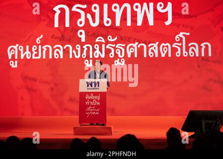 Bangkok, Thaïlande. 24th mars 2023. (3/24/2023) Trettha Thavisin, conseillère principale du chef de la famille Pheu Thai, prononce le discours sur scène. Devant les partisans du parti Pheu Thai, lors d'un rassemblement de campagne au stade One, Banthadthong Road, district de Pathum WAN, Bangkok, Thaïlande, Sur 24 mars 2022. (Photo de Teera Noisakran/Pacific Press/Sipa USA) crédit: SIPA USA/Alay Live News Banque D'Images