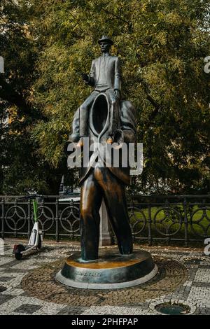 Prague, TCHÈQUE - novembre 2022. Statue de Franz Kafka par l'artiste Jaroslav Rona. Banque D'Images