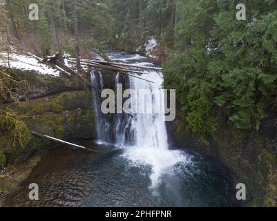 Silver Creek coule sur les magnifiques Upper North Falls près de Silverton, Oregon. Cette région pittoresque et fortement boisée abrite de nombreuses cascades impressionnantes. Banque D'Images