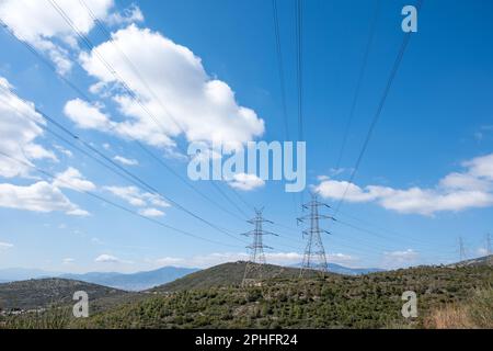 Lignes électriques haute tension et pylônes sur fond de montagne, ciel bleu Banque D'Images
