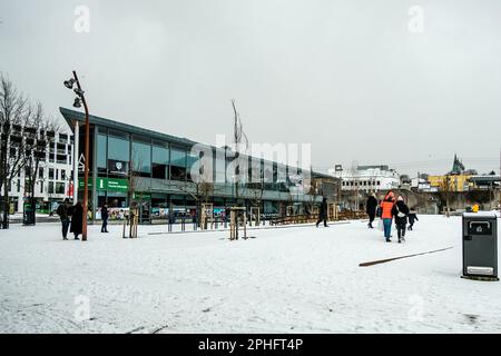 Sandnes, Norvège, 11 mars 2023, personnes marchant dans la gare routière centrale de Snow Sandnes avec Un bâtiment moderne et une façade en verre Banque D'Images