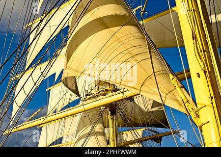 15Feb2023 Barbade Caraïbes, bateau de croisière 'Royal Clipper' sous voile en mer. Gros plan détaillé des mâts et longsails main Staysail et Mainsails. Banque D'Images