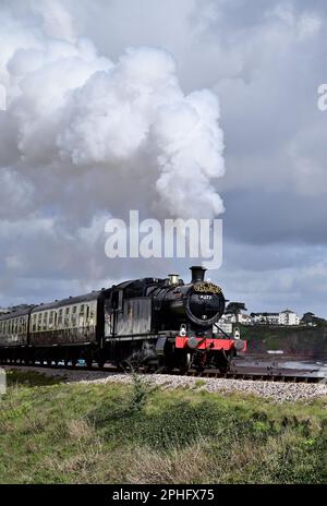 MOTEUR-citerne de classe GWR 4200 n° 4277 Hercules passant Goodrington sur le Dartmouth Steam Railway avec un train pour Kingswear. Banque D'Images