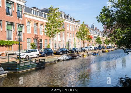 Rangée de maisons de ville en briques le long d'un canal par beau jour d'été Banque D'Images