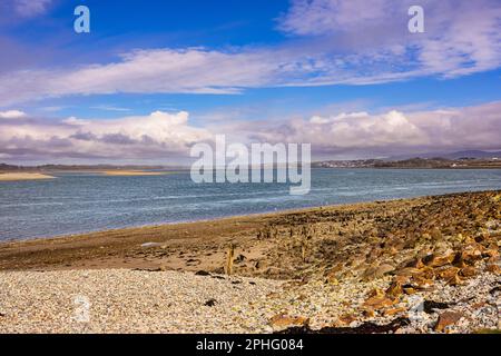 Vue de la plage de fort Belan à Caernarfon le long du détroit de Menai. Dinas Dinlle, Caernarfon, Gwynedd, nord du pays de Galles, Royaume-Uni, Grande-Bretagne Banque D'Images