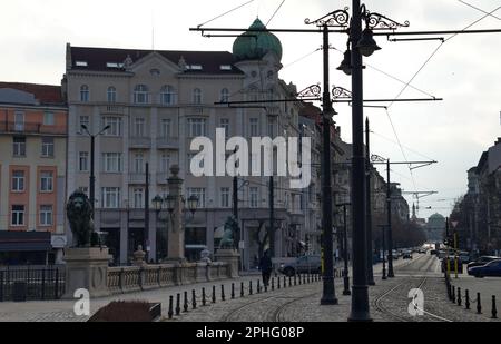 Vue panoramique sur le pont du lion sur la rivière Vladaya depuis 1889 avec sculptures sur lion, bâtiments anciens, intersection et feux de signalisation, Sofia, Bulgarie Banque D'Images