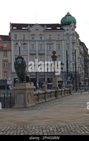 Vue panoramique sur le pont du lion sur la rivière Vladaya depuis 1889 avec sculptures sur lion, bâtiments anciens, intersection et feux de signalisation, Sofia, Bulgarie Banque D'Images