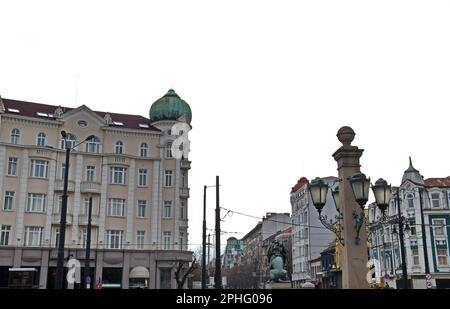 Vue panoramique sur le pont du lion sur la rivière Vladaya depuis 1889 avec sculptures sur lion, bâtiments anciens, intersection et feux de signalisation, Sofia, Bulgarie Banque D'Images