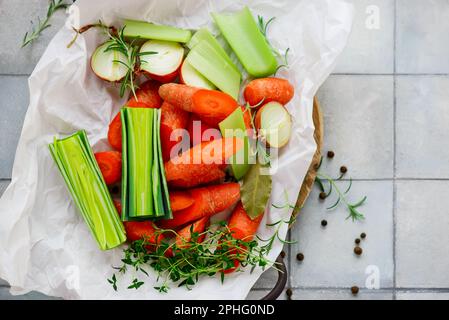 Légumes frais et herbes pour le bouillon sur le foyer table.selective Banque D'Images