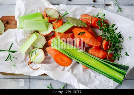 Légumes frais et herbes pour le bouillon sur le foyer table.selective Banque D'Images