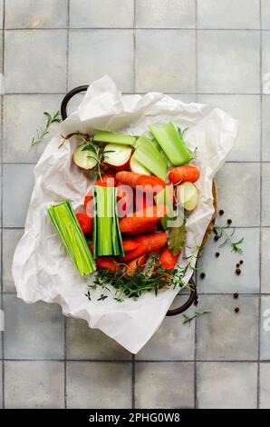 Légumes frais et herbes pour le bouillon sur le foyer table.selective Banque D'Images