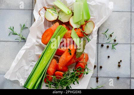 Légumes frais et herbes pour le bouillon sur le foyer table.selective Banque D'Images