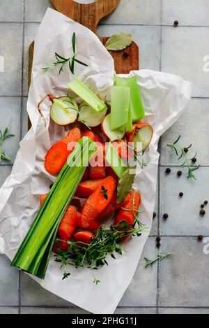 Légumes frais et herbes pour le bouillon sur le foyer table.selective Banque D'Images