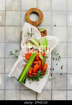 Légumes frais et herbes pour le bouillon sur le foyer table.selective Banque D'Images