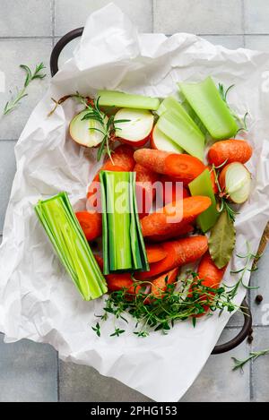 Légumes frais et herbes pour le bouillon sur le foyer table.selective Banque D'Images