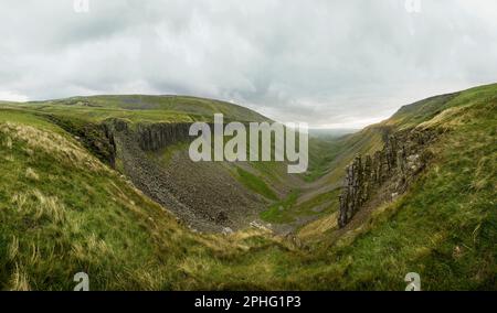 High Cup Nick sur la Pennine Way, une vallée glaciaire en forme de U dans la région des Pennines du Nord de beauté naturelle exceptionnelle (AONB) à Cumbria, Angleterre Banque D'Images