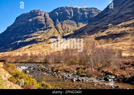 Glen COE Highland Scotland River COE et vue sur les montagnes enneigées de Bidean nam bian Banque D'Images