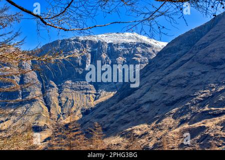 Glen COE Highland Scotland signal Rock Trail en direction des montagnes et de la neige couverte Bidean nam bian Banque D'Images