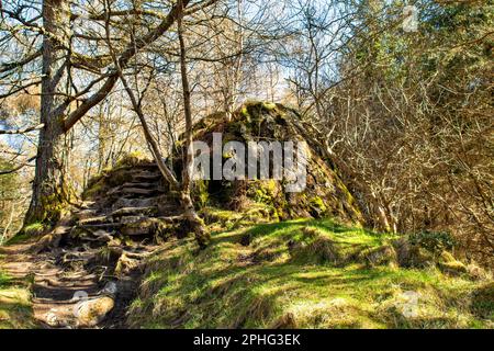 Glen COE Highland Scotland signal Rock Trail marches menant au sommet du rocher Banque D'Images