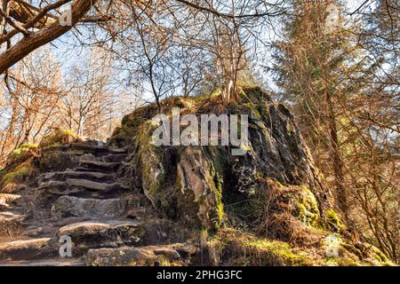 Glen COE Highland Scotland signal Rock Trail marches en pierre menant au sommet du rocher Banque D'Images