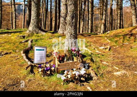 Glen COE Highland Scotland signal Rock Trail mémorial de fleurs indésirables avec un message de National Trust for Scotland pour le retrait de ce dégoût sauvage Banque D'Images