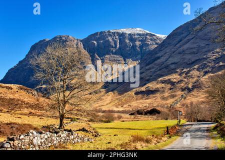 Glen COE Highland Ecosse la route après Clachaig Inn et une vue sur les montagnes et la neige couvert Bidean nam bian Banque D'Images