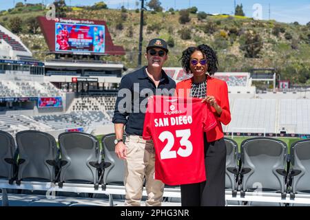 San Diego, États-Unis. 27th mars 2023. Rob McElhenney et Monica Montgomery Steppe, membre du Conseil de San Diego, ont décroché un maillot Wrexham au stade Snapdragon, suite à l'annonce d'un match amical entre Manchester United et Wrexham AFC à San Diego. Credit: Ben Nichols/Alamy Live News Banque D'Images