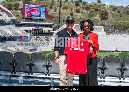 San Diego, États-Unis. 27th mars 2023. Rob McElhenney et Monica Montgomery Steppe, membre du Conseil de San Diego, ont décroché un maillot Wrexham au stade Snapdragon, suite à l'annonce d'un match amical entre Manchester United et Wrexham AFC à San Diego. Credit: Ben Nichols/Alamy Live News Banque D'Images