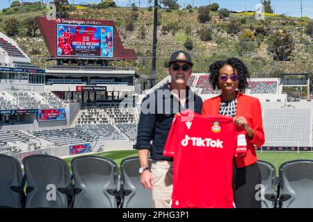 San Diego, États-Unis. 27th mars 2023. Rob McElhenney et Monica Montgomery Steppe, membre du Conseil de San Diego, ont décroché un maillot Wrexham au stade Snapdragon, suite à l'annonce d'un match amical entre Manchester United et Wrexham AFC à San Diego. Credit: Ben Nichols/Alamy Live News Banque D'Images