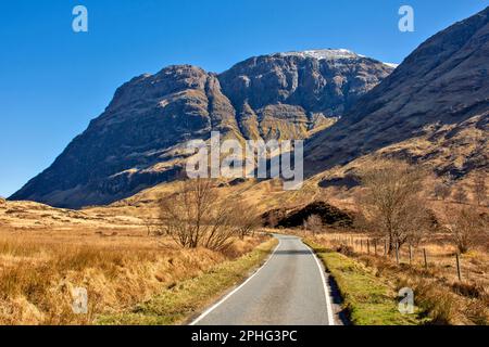 Glen COE Highland Ecosse la route après Clachaig Inn et une vue sur les montagnes et la neige couvert Bidean nam bian Banque D'Images