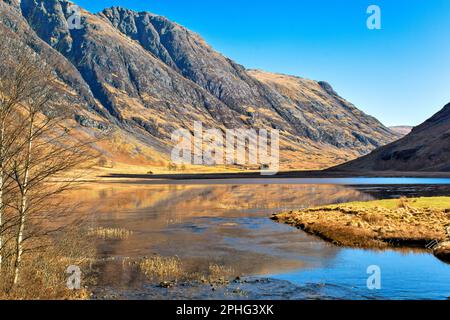 Glen COE Highland Ecosse vue sur le Loch Achtriochtan et la crête de montagne Aonach Eagach Banque D'Images