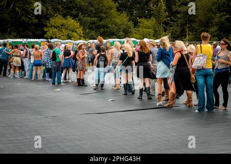 Les fans font la queue pour les toilettes au V Festival, V2008, Hylands Park, Chelmsford, Essex, Royaume-Uni - 16 août 2008 Banque D'Images