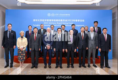 Pékin, Chine. 28th mars 2023. Le vice-président chinois Han Zheng a des entretiens avec le conseil consultatif de l'école d'économie et de gestion de l'université de Tsinghua à Pékin, capitale de la Chine, 28 mars 2023. Credit: Zhang Ling/Xinhua/Alay Live News Banque D'Images