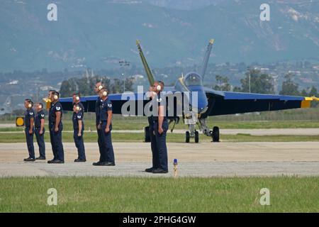 Point Mugu, Californie / Etats-Unis - 18 mars 2023 : l'équipage de l'équipe de démonstration des Thunderbirds de l'USAF se tient à l'attention, face aux jets de leur équipe, avec Banque D'Images