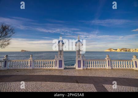 Vue sur la mer depuis le balcon de Mediterraneo à l'Isla de Benidorm. Banque D'Images