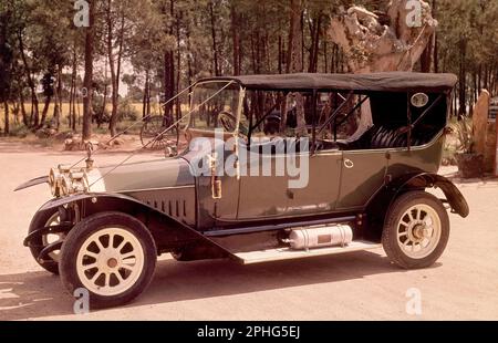 AUTOMOVIL PEUGEOT 1910 CON 4 CILINDROS 11 CV. Banque D'Images