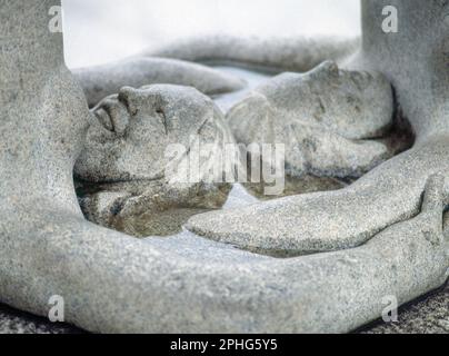 ESCULTURA EN GRANITO DE UNA PAREJA JOVEN - CONTORSION. Auteur: Gustav Vigeland. Emplacement : PARQUE FROGNER. OSLO. Banque D'Images