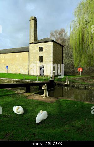 Verrouillage inférieur et station de pompage sur le canal Kennet et Avon, Widcombe, Bath, Somerset, Angleterre, ROYAUME-UNI. Banque D'Images